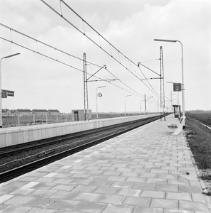 152481 Afbeelding van het perron van het N.S.-station Heemskerk te Heemskerk.